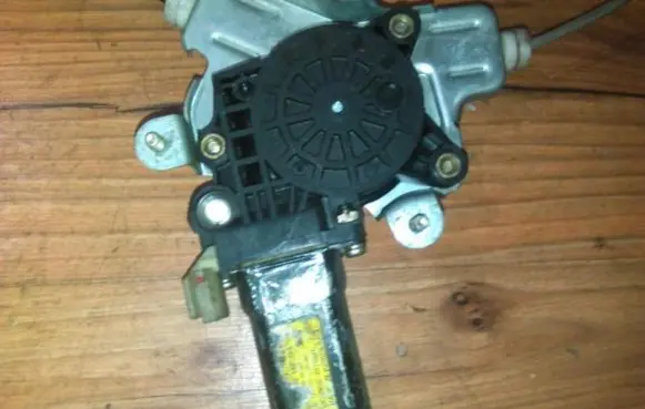 Hyundai Accent Front door window regulator motor 