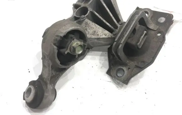 Engine mounting bracket