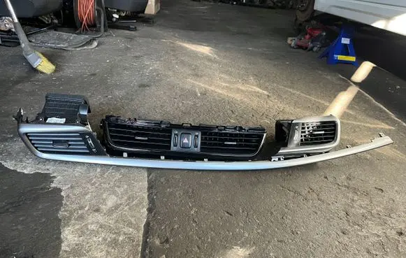 KIA Optima Dash center air vent grill brak
