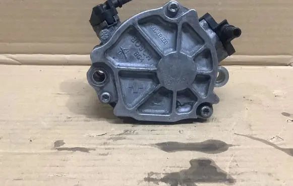 Peugeot 508 Vacuum pump 9804021880