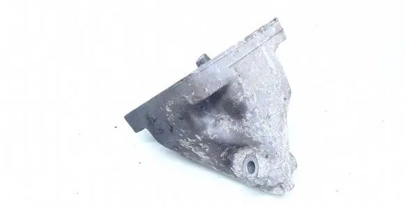Engine mounting bracket