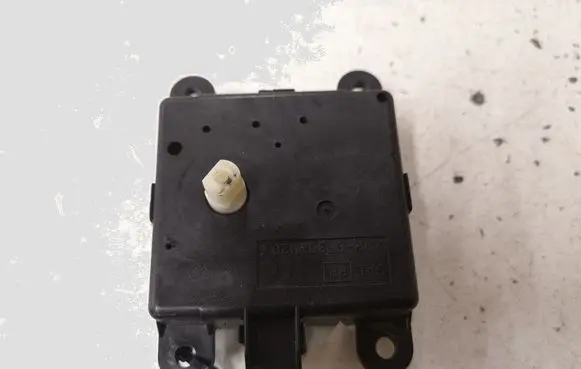 Nissan Qashqai Air flap motor/actuator 3J01030850