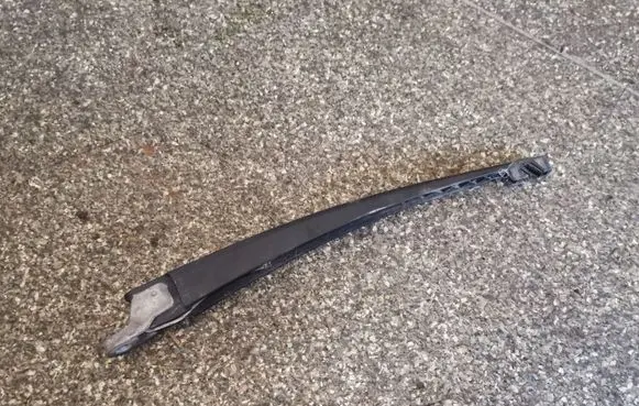 Rear wiper blade arm