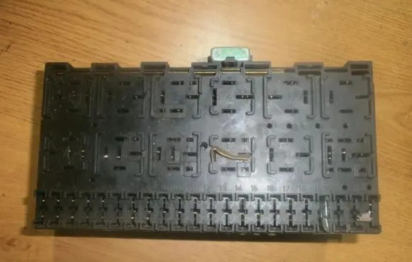 Volkswagen Golf III Fuse box set 357937039