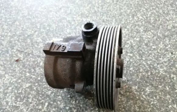 Renault Scenic I Power steering pump 7700431286