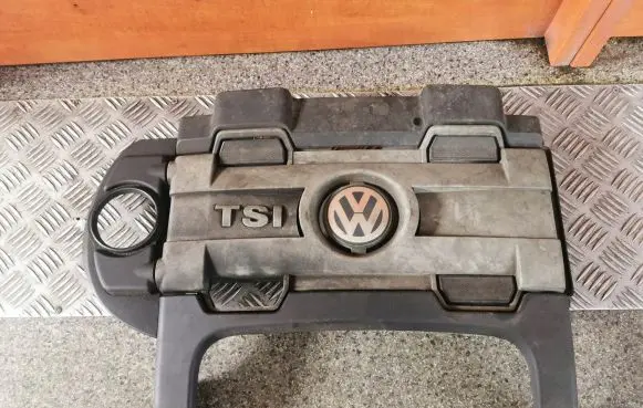 Volkswagen Golf V Engine cover (trim) 03C103925N