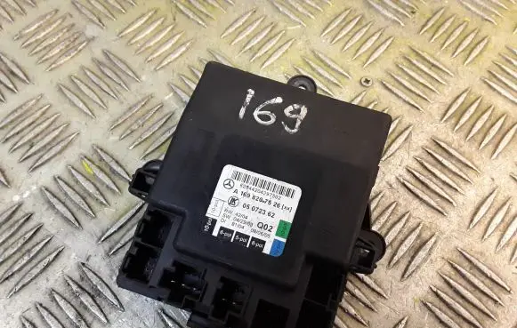 Mercedes-Benz A W169 Door control unit/module 1698207526 A1698207526
