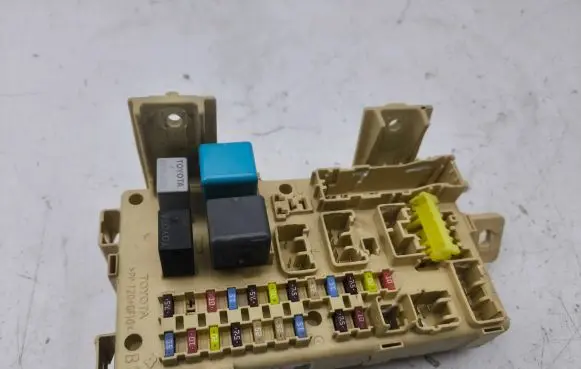 Toyota Avensis T250 Fuse module 82641CA010F
