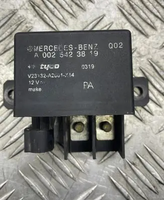 Mercedes-Benz C W203 Glow plug pre-heat relay A0025423819 V23322A2001X14