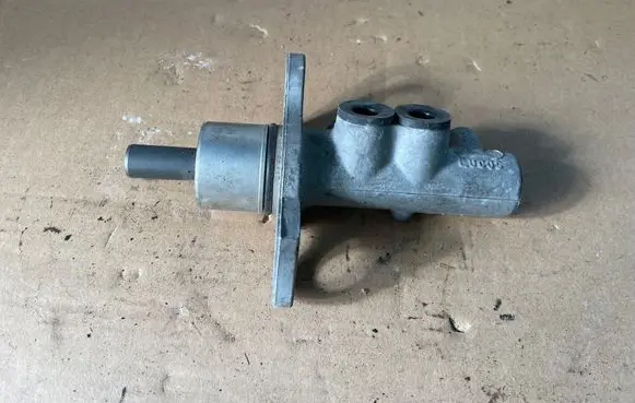 Volkswagen PASSAT B5.5 Master brake cylinder