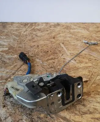 KIA Sorento Front door lock A045777