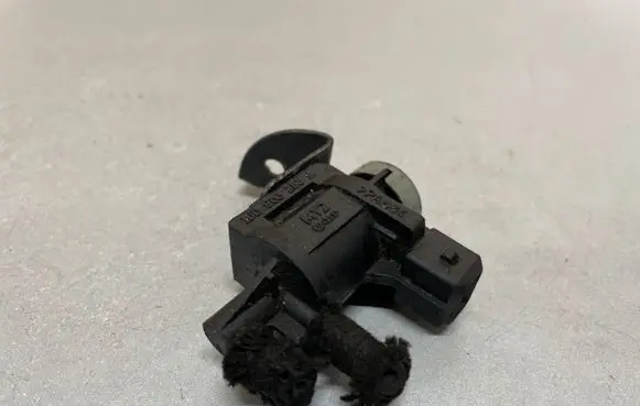 Volkswagen Touran II Turbo solenoid valve 1K0906283A