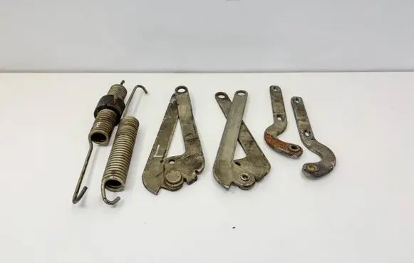 Engine bonnet/hood hinges
