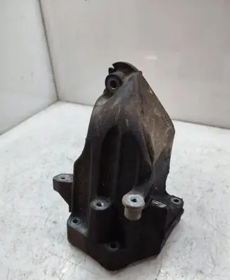 Mercedes-Benz C W204 Engine mounting bracket