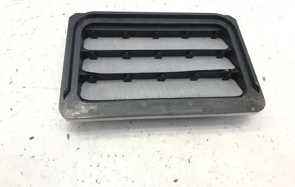 Quarter panel pressure vent