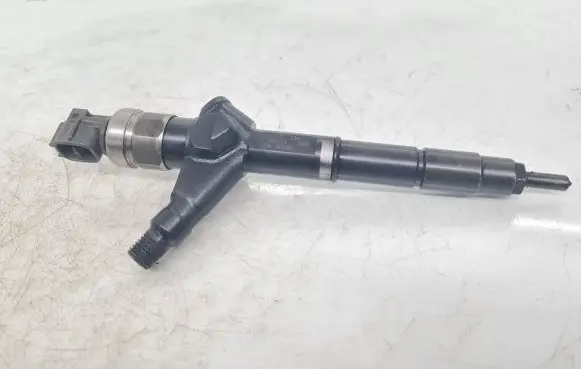 Nissan Primera Fuel injector 05E00665 AW420