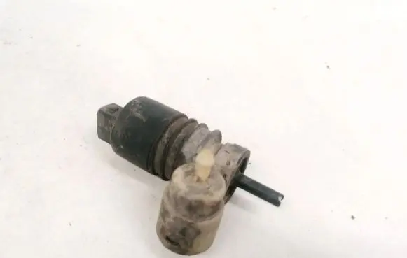 Volkswagen PASSAT B4 Windscreen/windshield washer pump