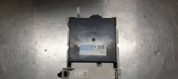 Toyota Yaris Fuse module 8273052K40 892210D470 MB2380009281
