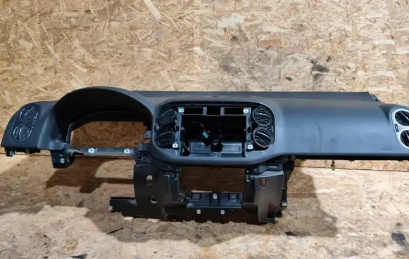 Volkswagen Golf Plus Dashboard 5M1858296 5M1857181C