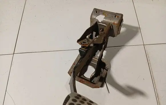 Nissan X-Trail T30 Clutch pedal 