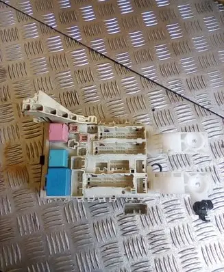 Toyota Yaris Fuse module 8273052700