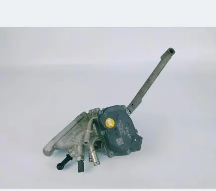 Volkswagen Golf V Throttle valve 04L128063B