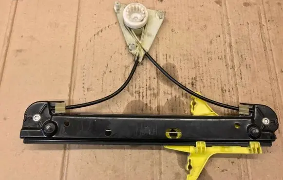 Rear door manual window regulator