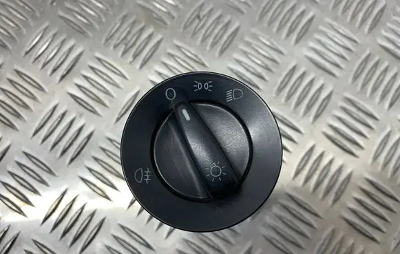 Volkswagen Golf IV Light switch 1C0941531