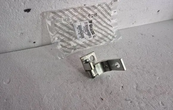 Alfa Romeo Mito Front door lower hinge 51825648 68119488AA