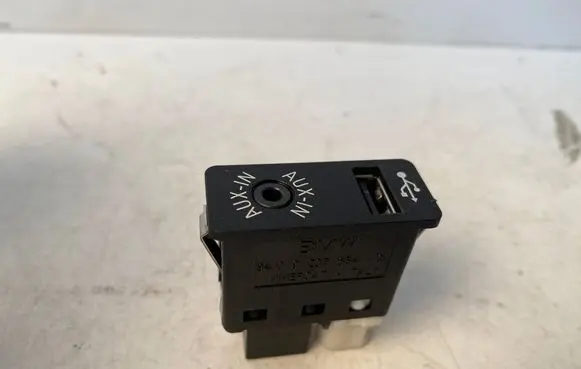 BMW X3 F25 USB socket connector 9237654