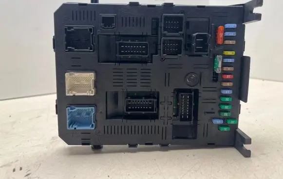 Peugeot 307 Fuse module 9663510180 BSI2004H01 01201206