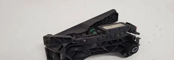 Accelerator throttle pedal