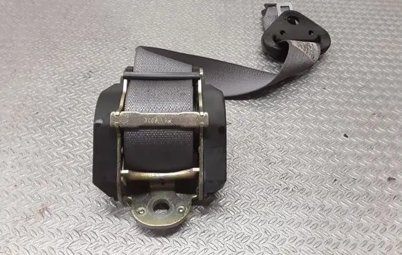 Middle seatbelt (rear)