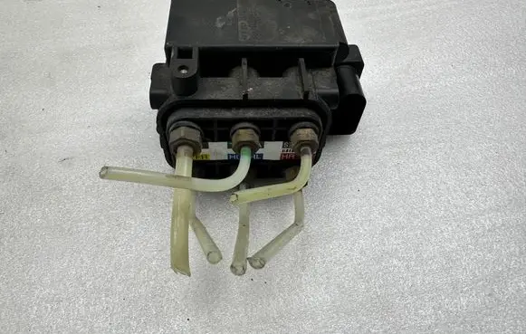 Mercedes-Benz GL X166 Air suspension valve block A2123200358