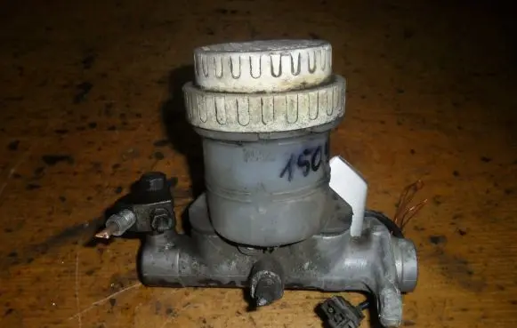 Mitsubishi Pajero Master brake cylinder