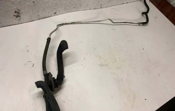 Mercedes-Benz C W204 Engine coolant pipe/hose 31715070