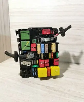Peugeot 208 Fuse module 9804848480