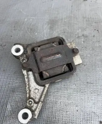 Honda CR-V Rear differential mounting bracket 