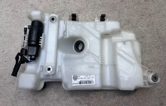 Volkswagen Golf VII Windshield washer fluid reservoir/tank 5Q0955449 5Q0955449BM V117091710138