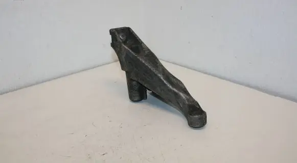 Audi A4 S4 B7 8E 8H Engine mounting bracket 8E0199307S