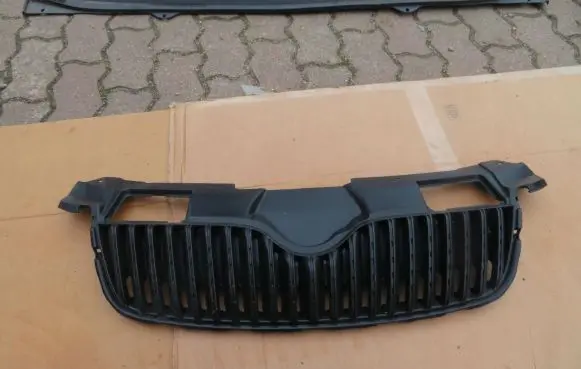 Skoda Fabia Mk2 (5J) Front bumper upper radiator grill 5J0853668A