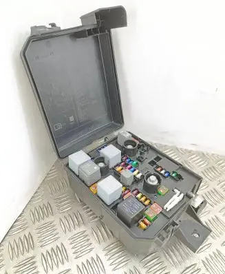 Opel Mokka X Fuse module 42624875