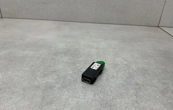 Skoda Octavia Mk3 (5E) USB socket connector 5Q0035726E