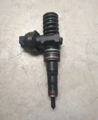 Volkswagen Golf V Fuel injector 0414720037