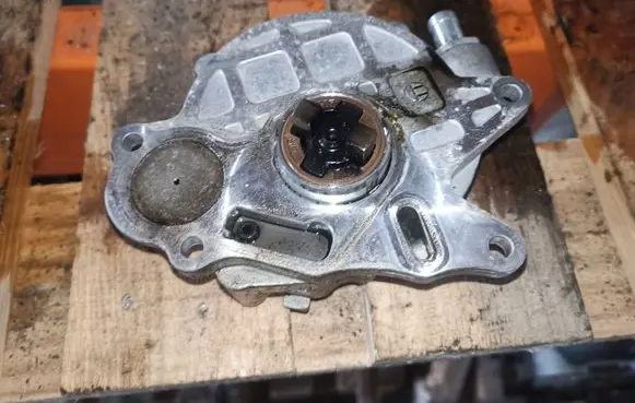 Volkswagen Touran II Vacuum pump 03L145100