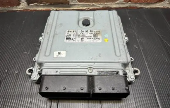 Mercedes-Benz CLS C219 Engine control unit/module ECU A6421509078 0281013704