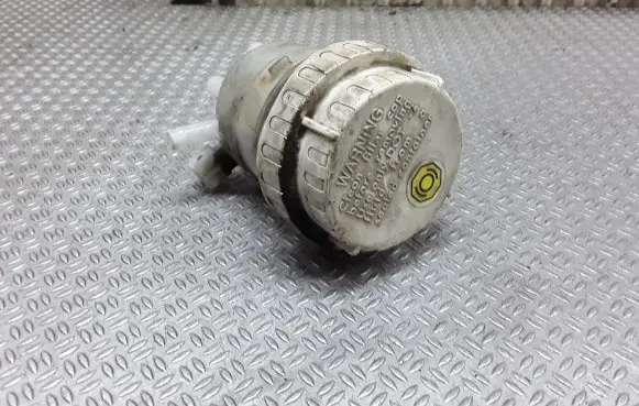 Mitsubishi Space Star Brake fluid reservoir 