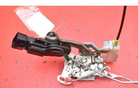 Toyota Aygo AB10 Front door lock 