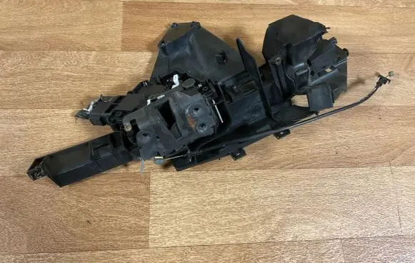Ford Focus C-MAX Front door lock 2400001