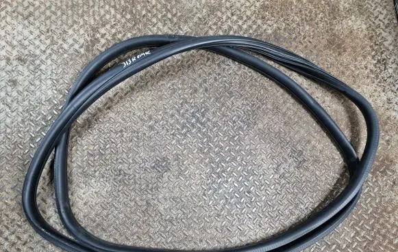 Cadillac Escalade Trunk rubber seal (body) 